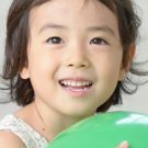 ボールを抱えた女の子